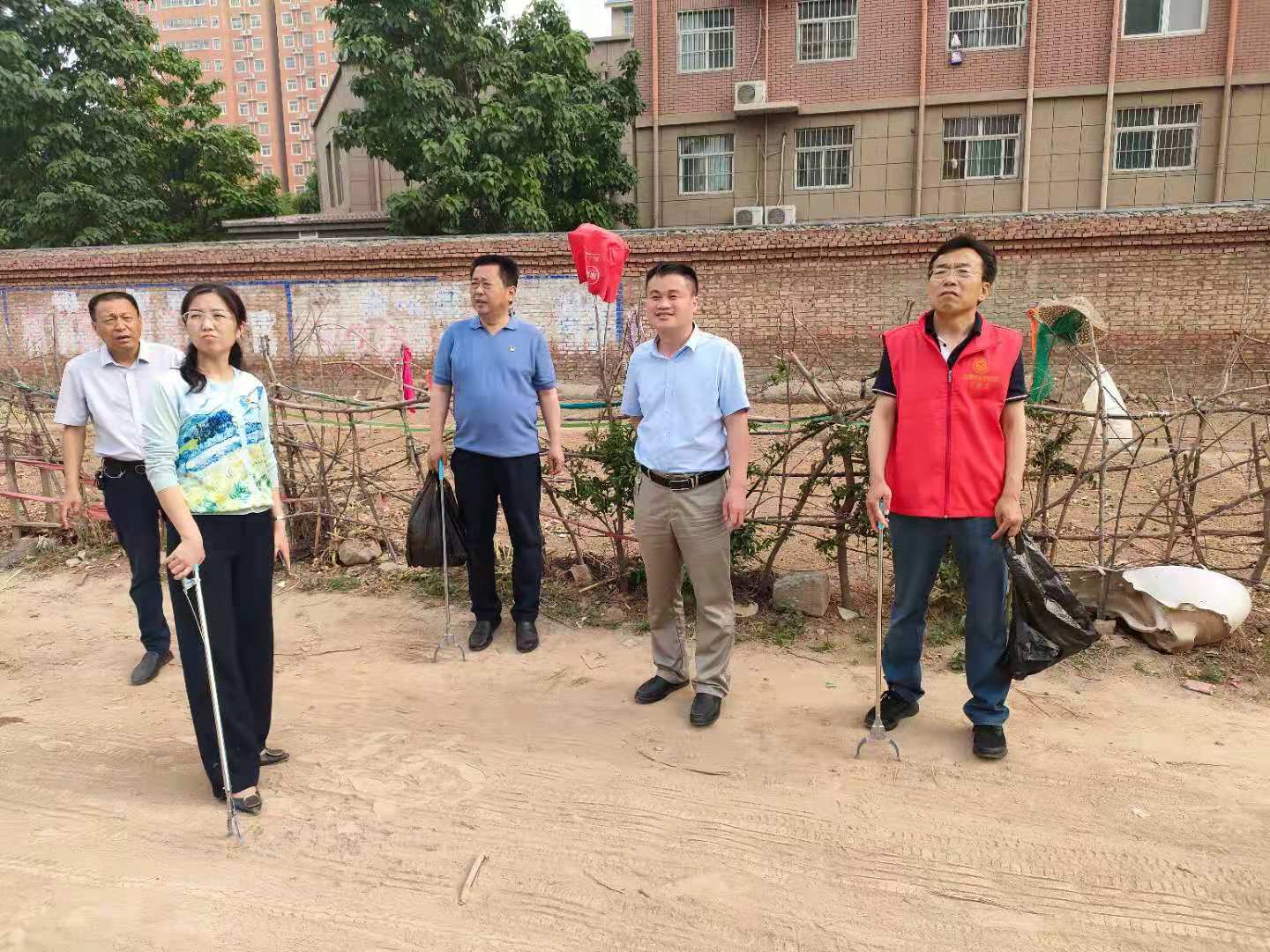 市委统战部常务副部长王方元，区委常委、统战部部长张民英到大庆办网格开展城市清洁日活动