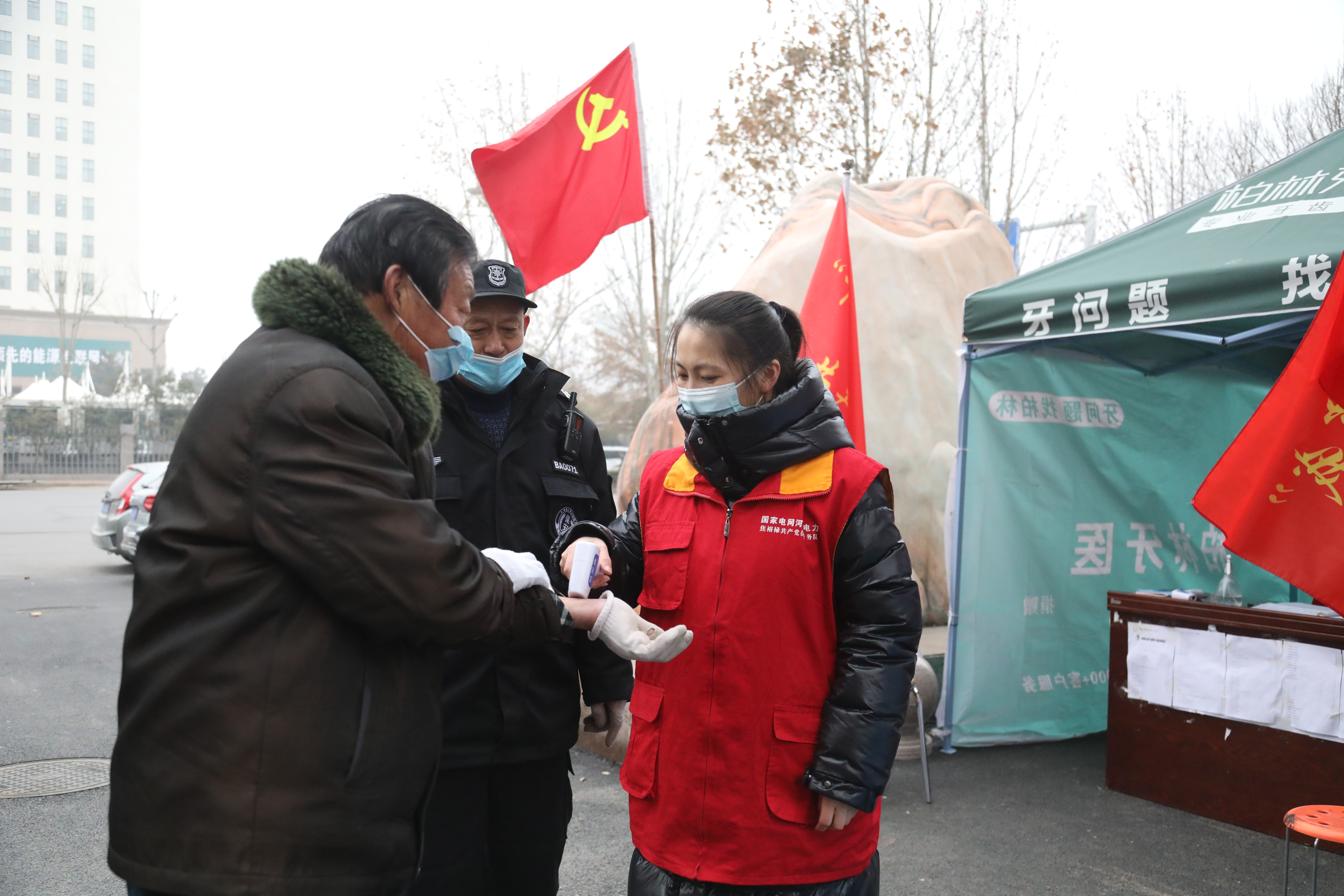 国网濮阳供电公司党员下沉社区、带头防控疫情
