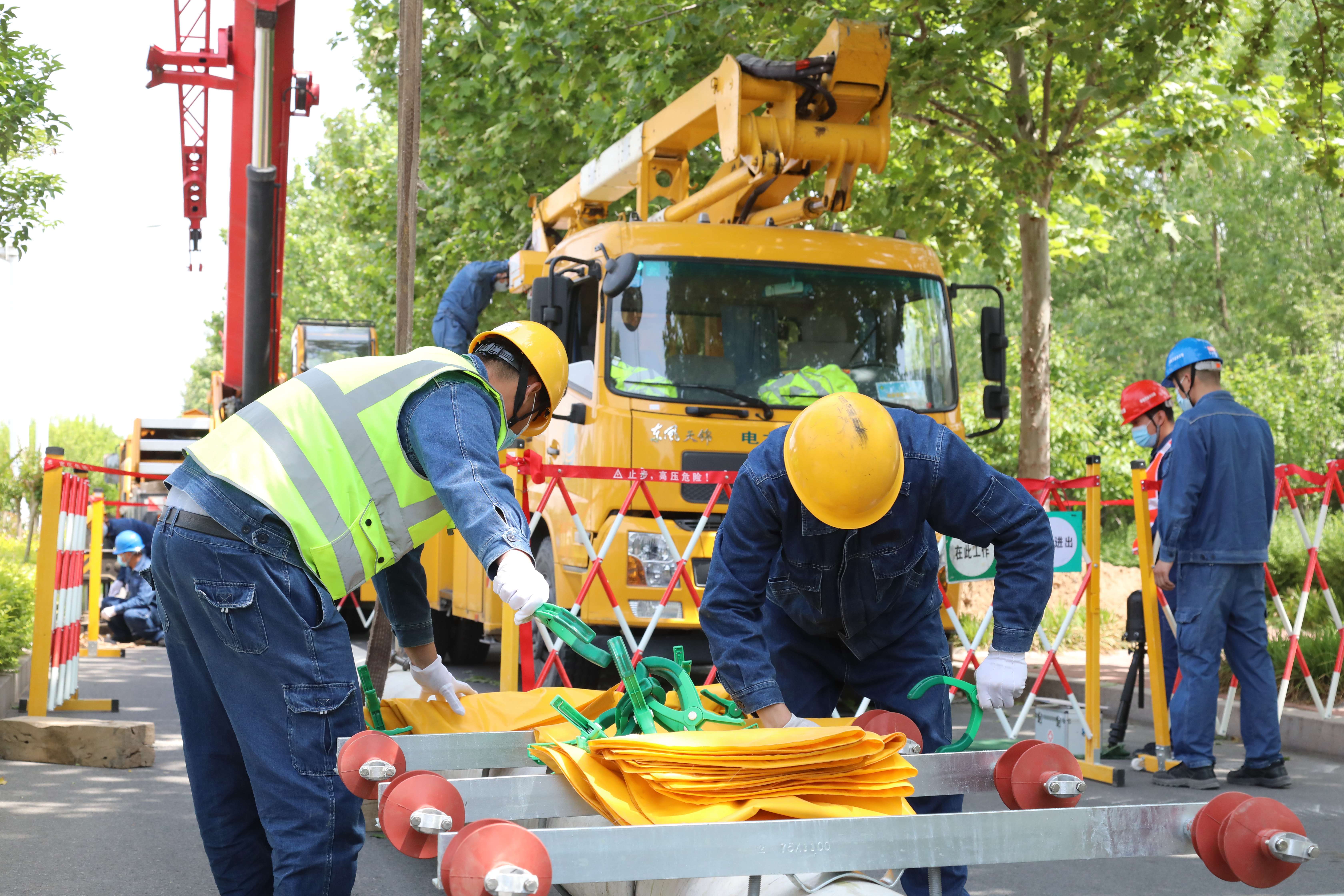 国网濮阳供电公司：电力“小黄人”带电立新杆