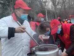 ​浓浓腊八粥 暖暖志愿情——市机关事务管理局开展“情暖腊八”志愿服务活动