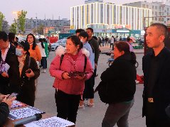 惊艳！网红主播亮相濮阳市体育场，吸引大量市民围观！