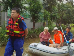 防汛抗洪救灾一线  红十字党旗别样红