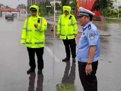 雨中的他们火了！濮阳县交警......