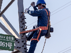 国网濮阳供电公司：紧固铁塔大展身手 确保电网迎峰度冬