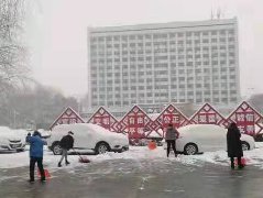 以雪为令迅速行动  全员上阵清雪除冰 ——市机关事务管理局清雪除冰确保办公区道路畅通