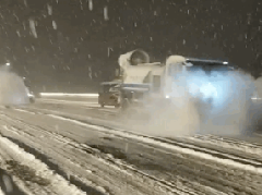 清雪还看城管人 “浴雪”奋战！确保道路早见“本色”！