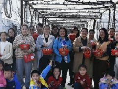 华龙区人民检察院开展“亲近自然 采摘乐”活动