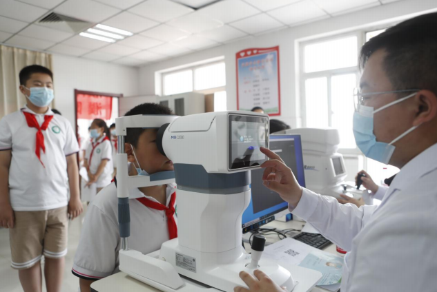 助力青少年近视防控 濮阳⼤数据与人工智能研究院联合濮阳市人民医院开展预防小学⽣近视⼤型义诊筛查活动