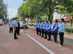 市城市管理局党组副书记雷红岩慰问高温下奋战在文明城市创建一线工作人员